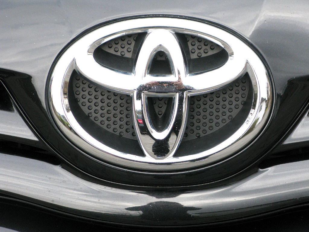Toyota Auris: Das Markenlogo sitzt vorn über dem Kühlergrill. 