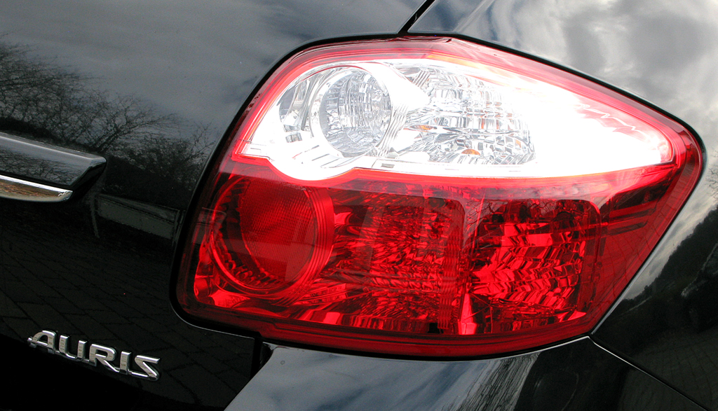 Toyota Auris: Moderne Leuchteinheit hinten mit Modellschriftzug. 