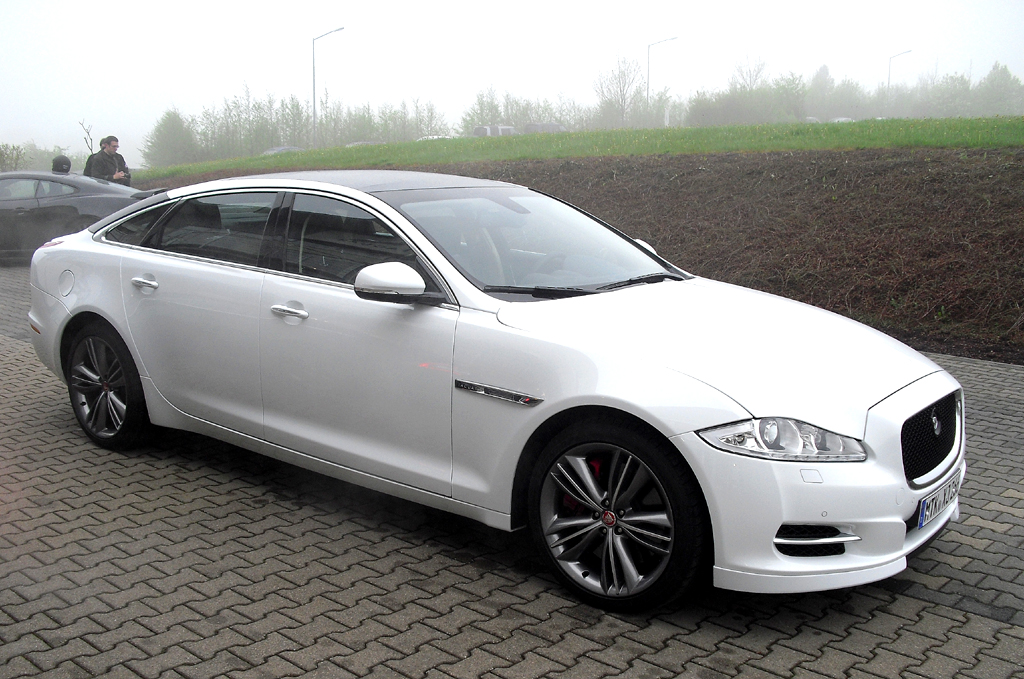 Und so sieht der Jaguar XJ von der Seite aus.