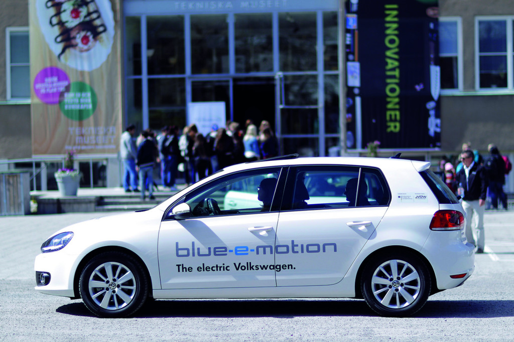 Volkswagen startet internationale Roadshows mit Golf Blue-e-Motion-Flotte
