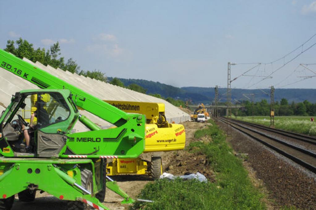 Weltweit erster Bahn-Lärmschutzwall aus Solarmodulen