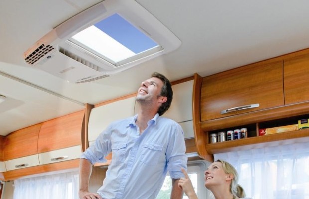 Wohnmobil: Erste Dachklimaanlage mit Fenster