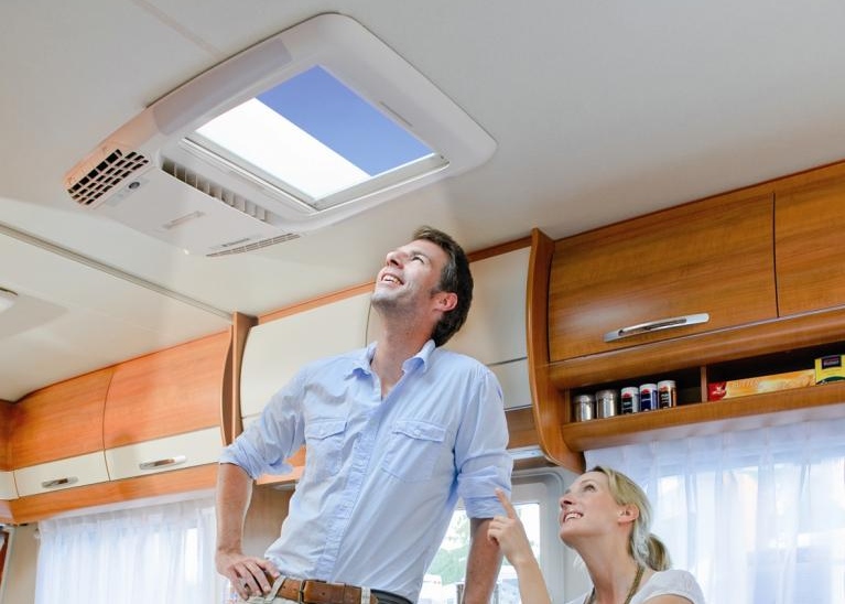 Wohnmobil: Erste Dachklimaanlage mit Fenster