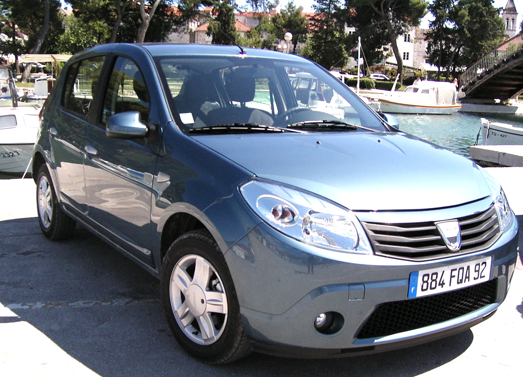 Zweimal Dacia Sandero, einmal in der Normalversion ...