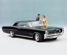 © Car Design America - Myths, Brands, People, edited by Paolo Tumminelli, Pontiac Grand Prix, coupe, 1964, published by teNeues, www.teneues.com. Photo © General Motors 