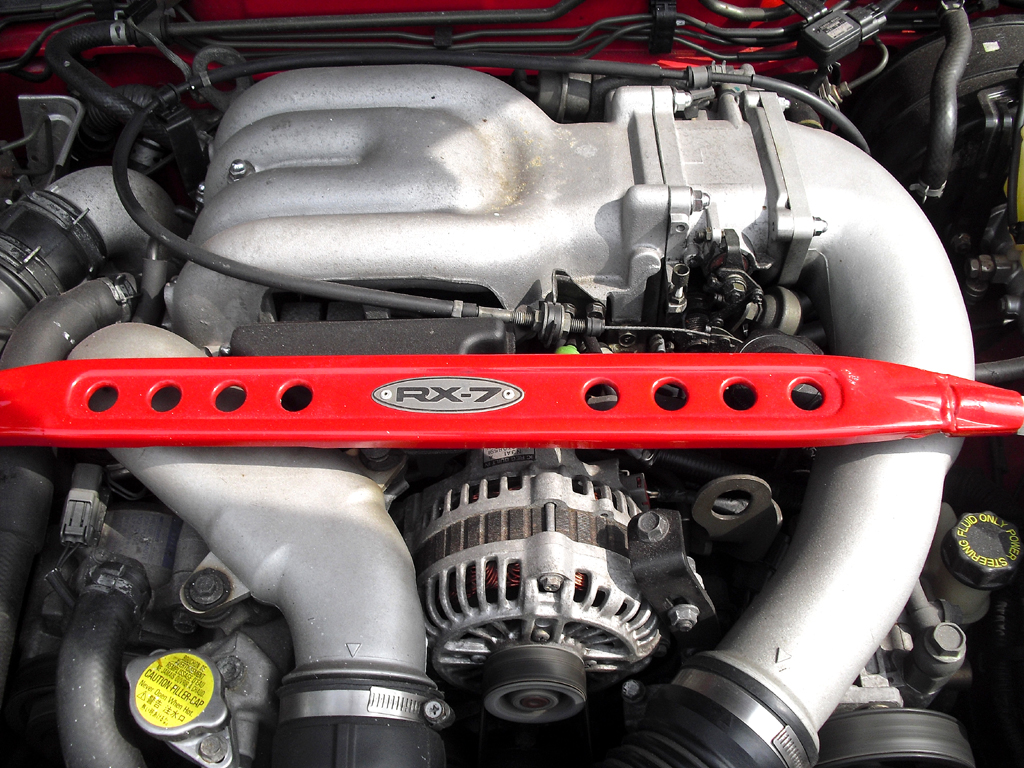 ... mit 240 PS starkem Biturbo-Wankelmotor.