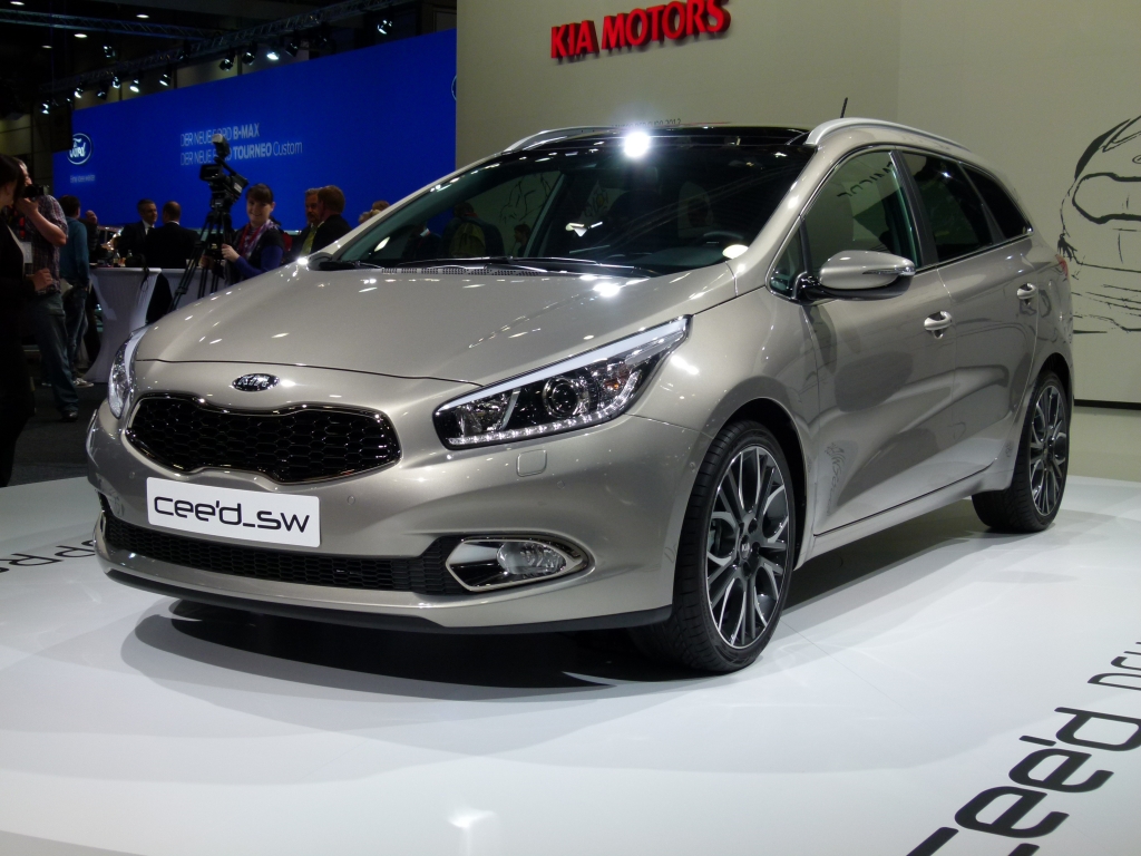 AMI 2012: Dacia Lodgy, Dacia Sandero Stepway II, Kia Ceed'd sw, Renault Zoe, Lada 