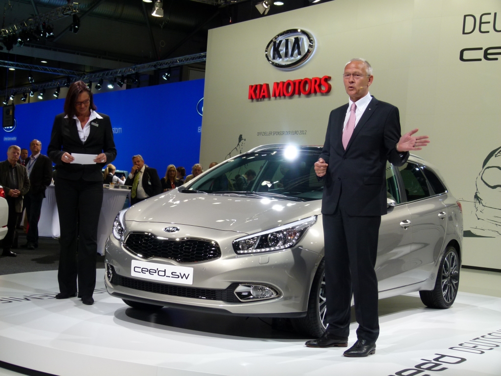 AMI 2012: Dacia Lodgy, Dacia Sandero Stepway II, Kia Ceed'd sw, Renault Zoe, Lada 