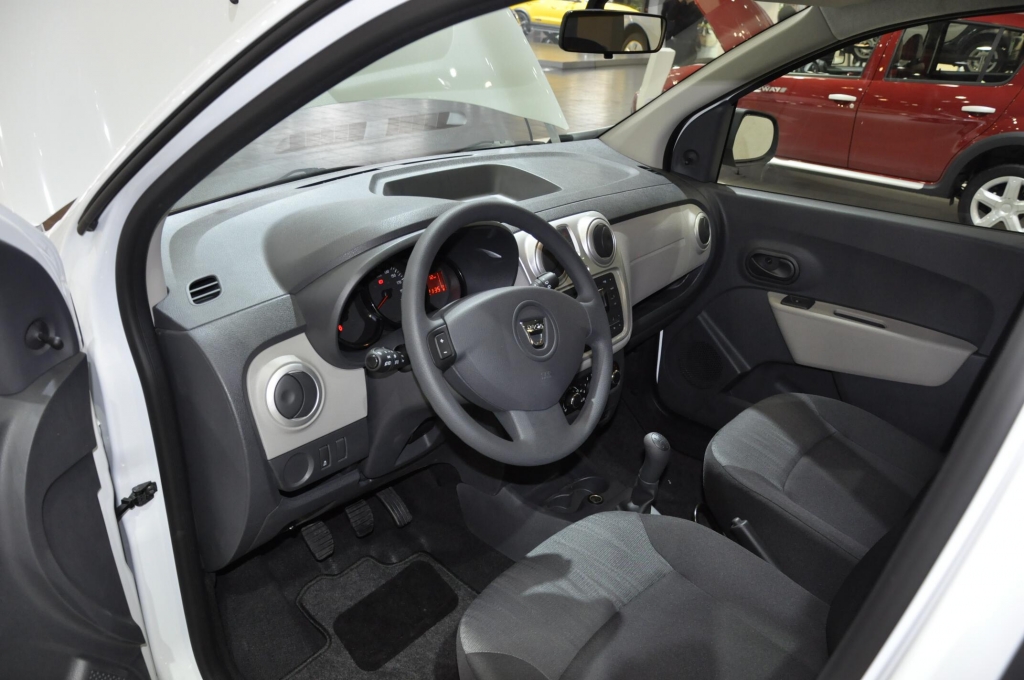 AMI 2012: Dacia Lodgy, Dacia Sandero Stepway II, Kia Ceed'd sw, Renault Zoe, Lada 