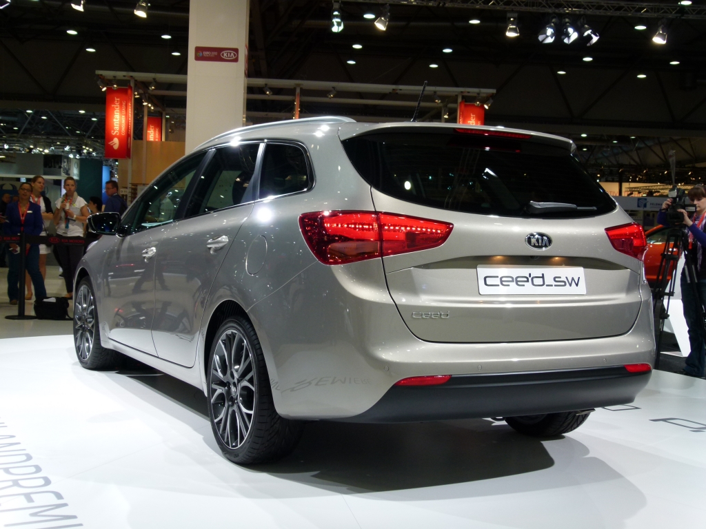 AMI 2012: Dacia Lodgy, Dacia Sandero Stepway II, Kia Ceed'd sw, Renault Zoe, Lada 