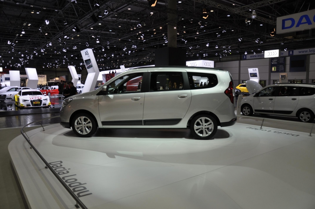 AMI 2012: Dacia Lodgy, Dacia Sandero Stepway II, Kia Ceed'd sw, Renault Zoe, Lada 