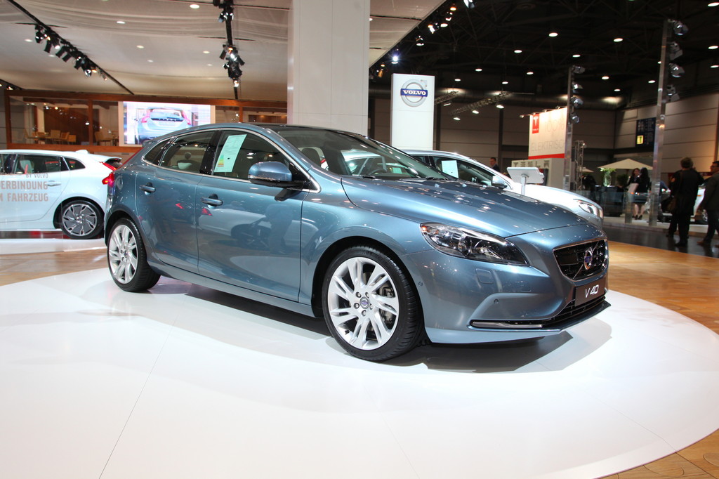 AMI 2012: Der Volvo V40 schützt auch Fußgänger