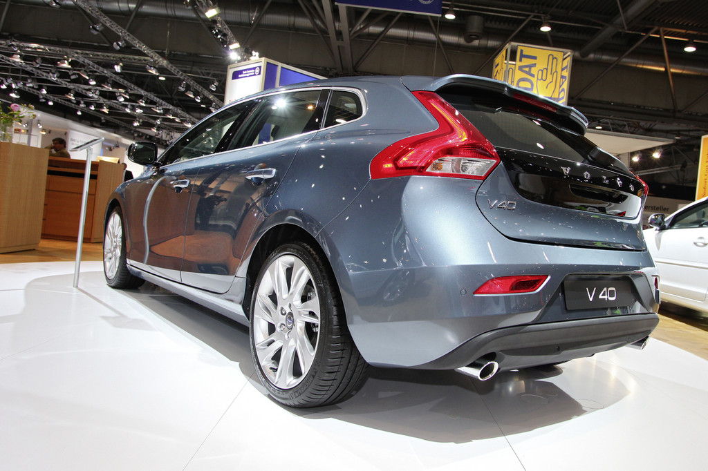 AMI 2012: Der Volvo V40 schützt auch Fußgänger