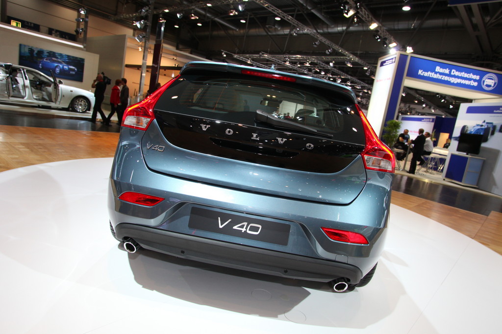 AMI 2012: Der Volvo V40 schützt auch Fußgänger