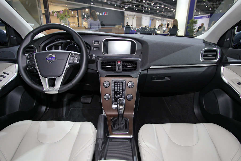 AMI 2012: Der Volvo V40 schützt auch Fußgänger