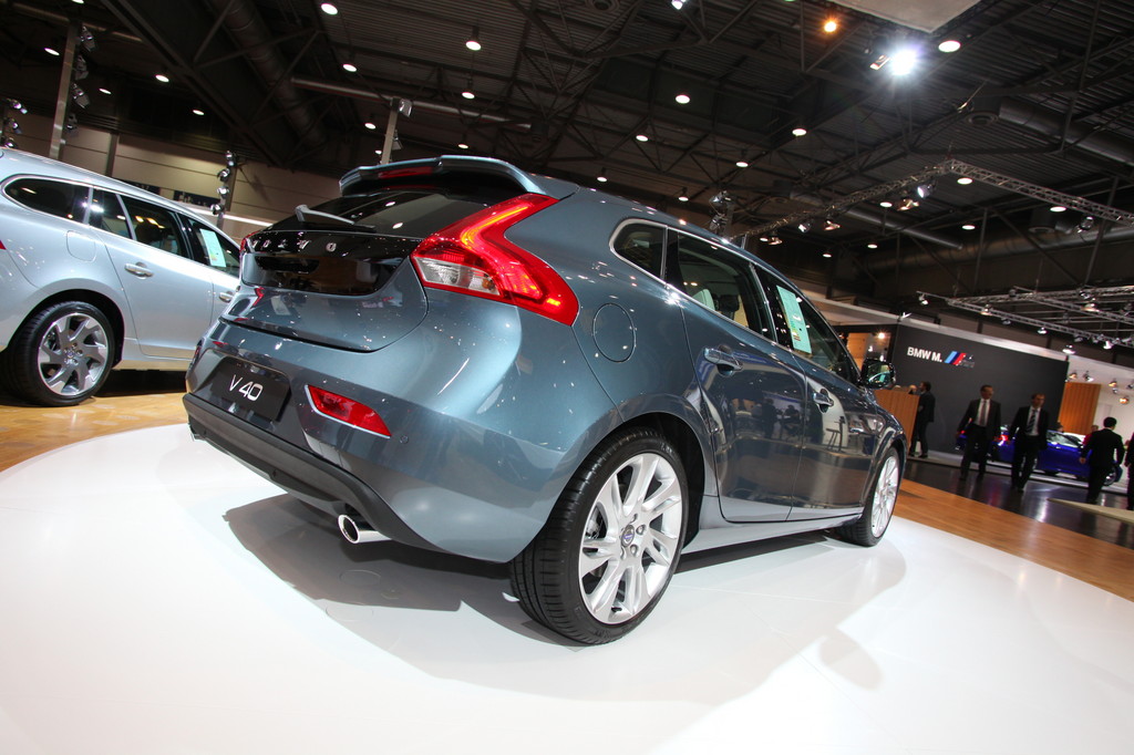 AMI 2012: Der Volvo V40 schützt auch Fußgänger
