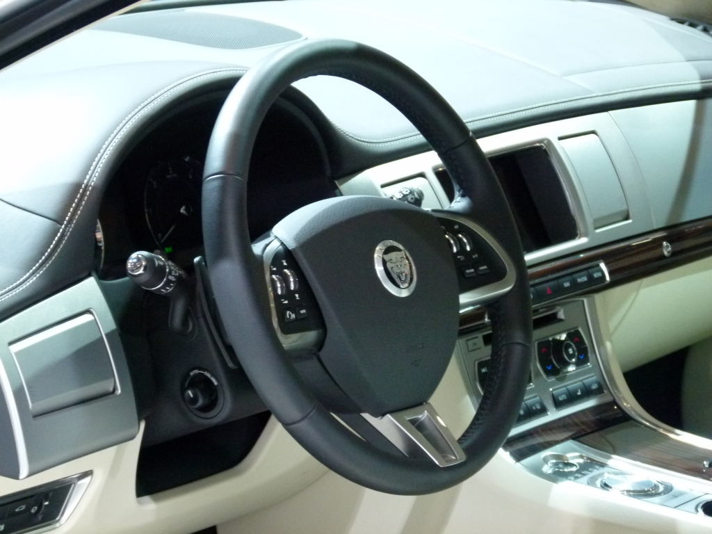 AMI 2012: Rolls-Royce Six Senses, Jaguar XF Sportbrake, Porsche Cayenne GTS, Mercedes G63 AMG