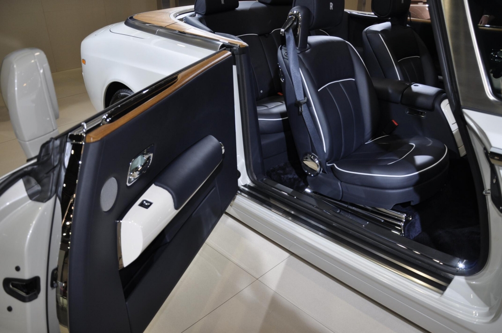 AMI 2012: Rolls-Royce Six Senses, Jaguar XF Sportbrake, Porsche Cayenne GTS, Mercedes G63 AMG