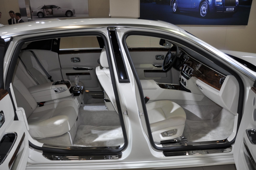 AMI 2012: Rolls-Royce Six Senses, Jaguar XF Sportbrake, Porsche Cayenne GTS, Mercedes G63 AMG
