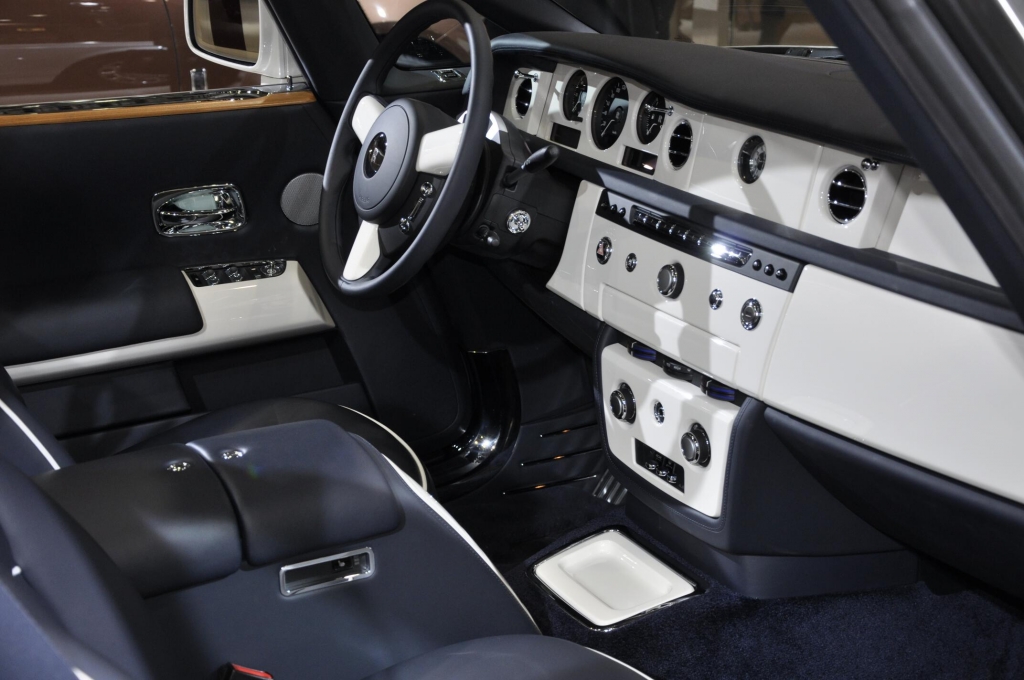 AMI 2012: Rolls-Royce Six Senses, Jaguar XF Sportbrake, Porsche Cayenne GTS, Mercedes G63 AMG