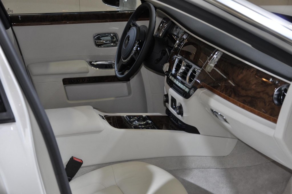 AMI 2012: Rolls-Royce Six Senses, Jaguar XF Sportbrake, Porsche Cayenne GTS, Mercedes G63 AMG