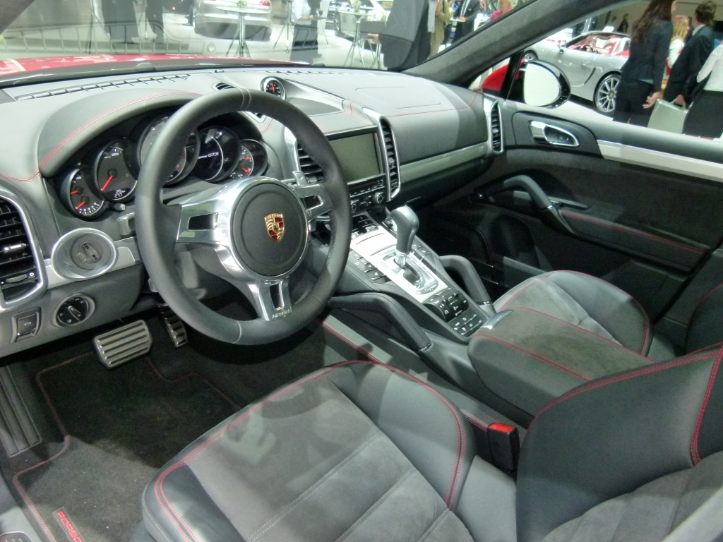 AMI 2012: Rolls-Royce Six Senses, Jaguar XF Sportbrake, Porsche Cayenne GTS, Mercedes G63 AMG