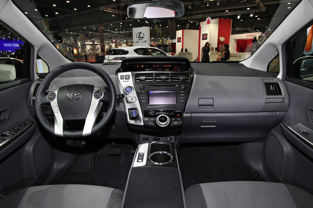 AMI 2012: Toyota präsentiert Hybrid mit Platz für 7