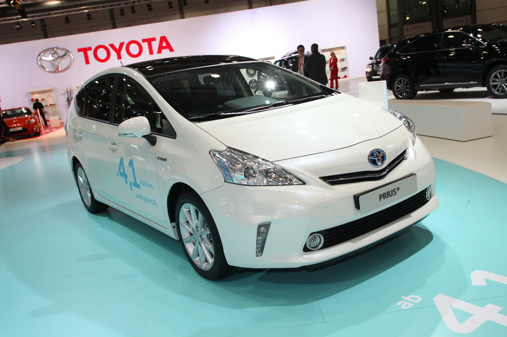 AMI 2012: Toyota präsentiert Hybrid mit Platz für 7