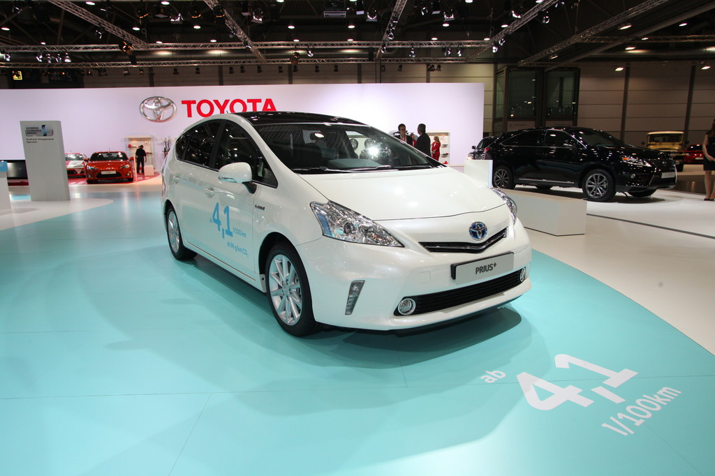 AMI 2012: Toyota präsentiert Hybrid mit Platz für 7