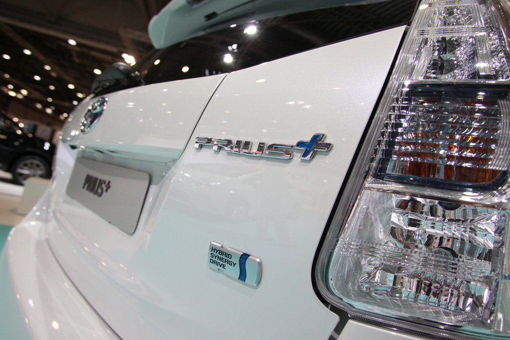 AMI 2012: Toyota präsentiert Hybrid mit Platz für 7