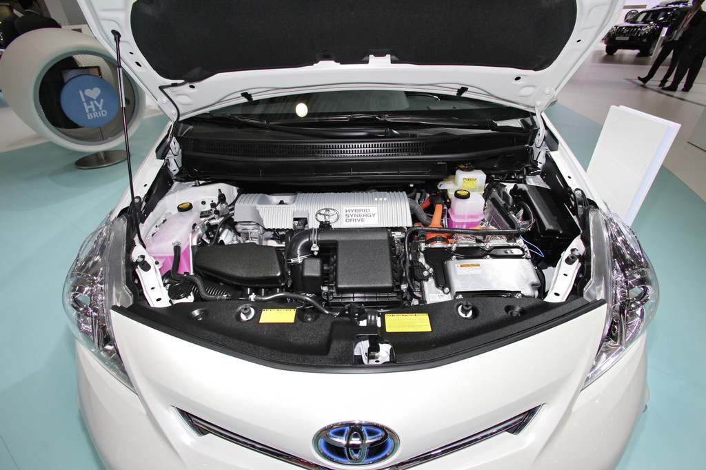 AMI 2012: Toyota präsentiert Hybrid mit Platz für 7