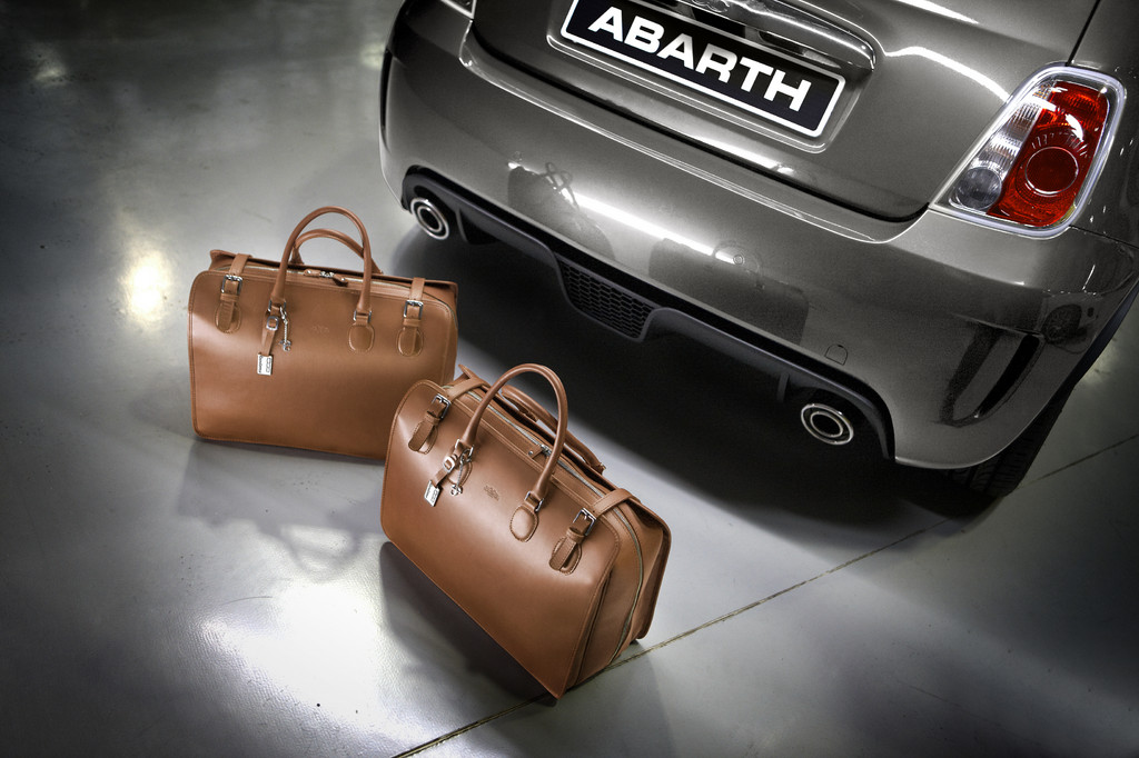 Abarth bietet edle Taschensets