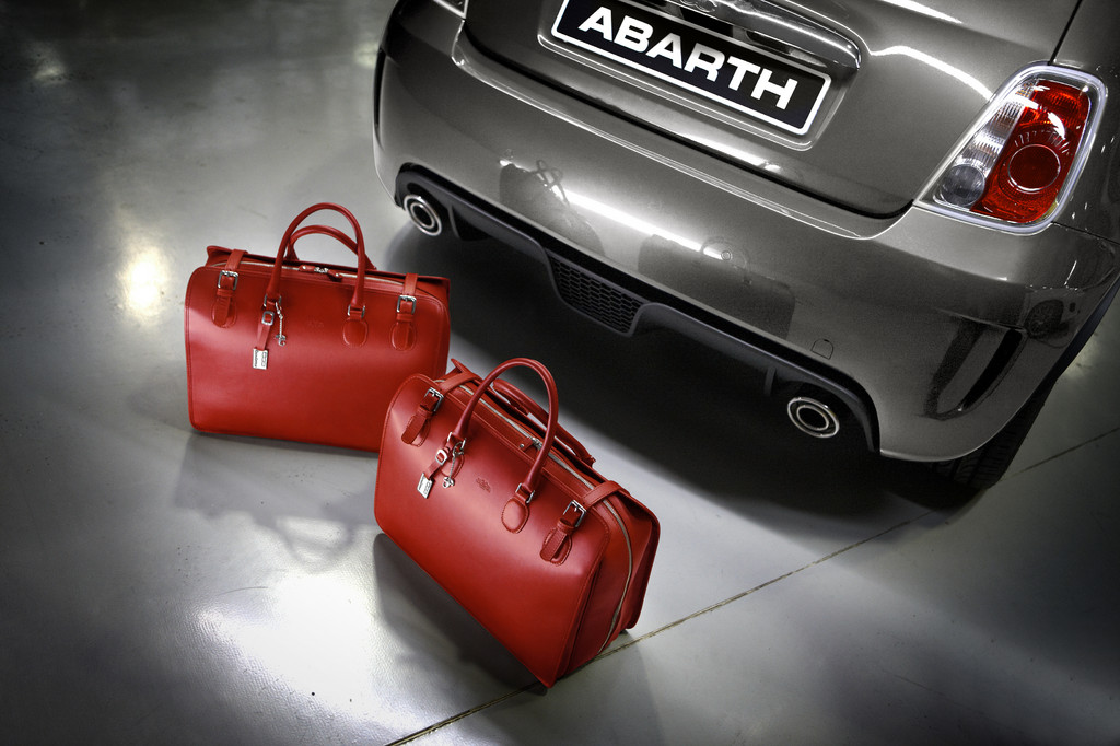 Abarth bietet edle Taschensets