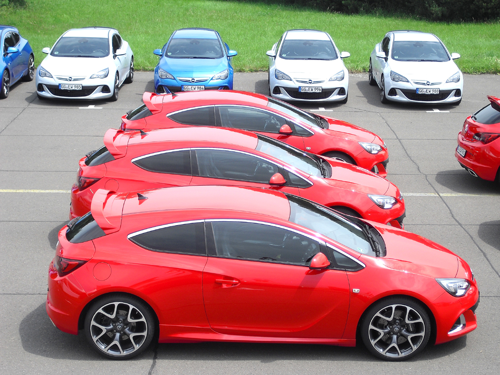 Astra-OPC-Parade auf dem Opel-Testgelände in Pferdsfeld im Hunsrück.