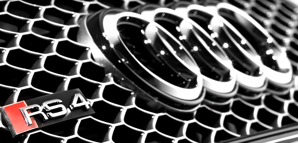 Audi RS4 Avant: Das Markenlogo sitzt vorn im oberen Teil des Singleframe-Kühlergrills. 