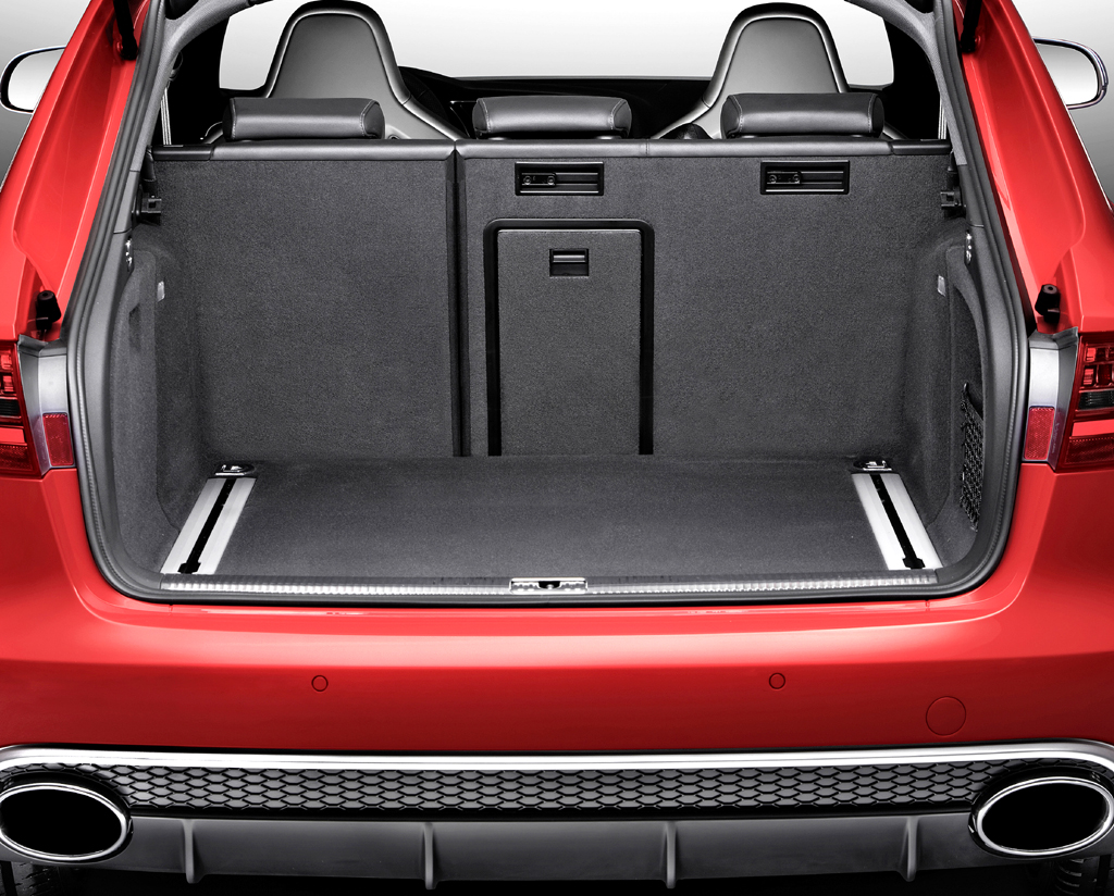 Audi RS4 Avant: Ins Gepäckabteil passen 490 bis 1430 Liter hinein. 