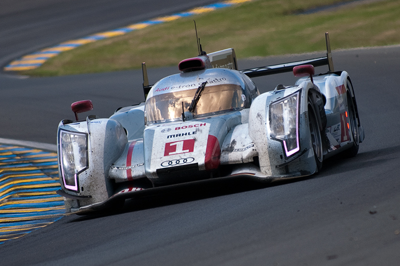 Audi fährt Sieg mit Hybrid-Auto in Le Mans ein