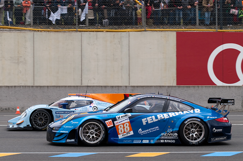Audi fährt Sieg mit Hybrid-Auto in Le Mans ein