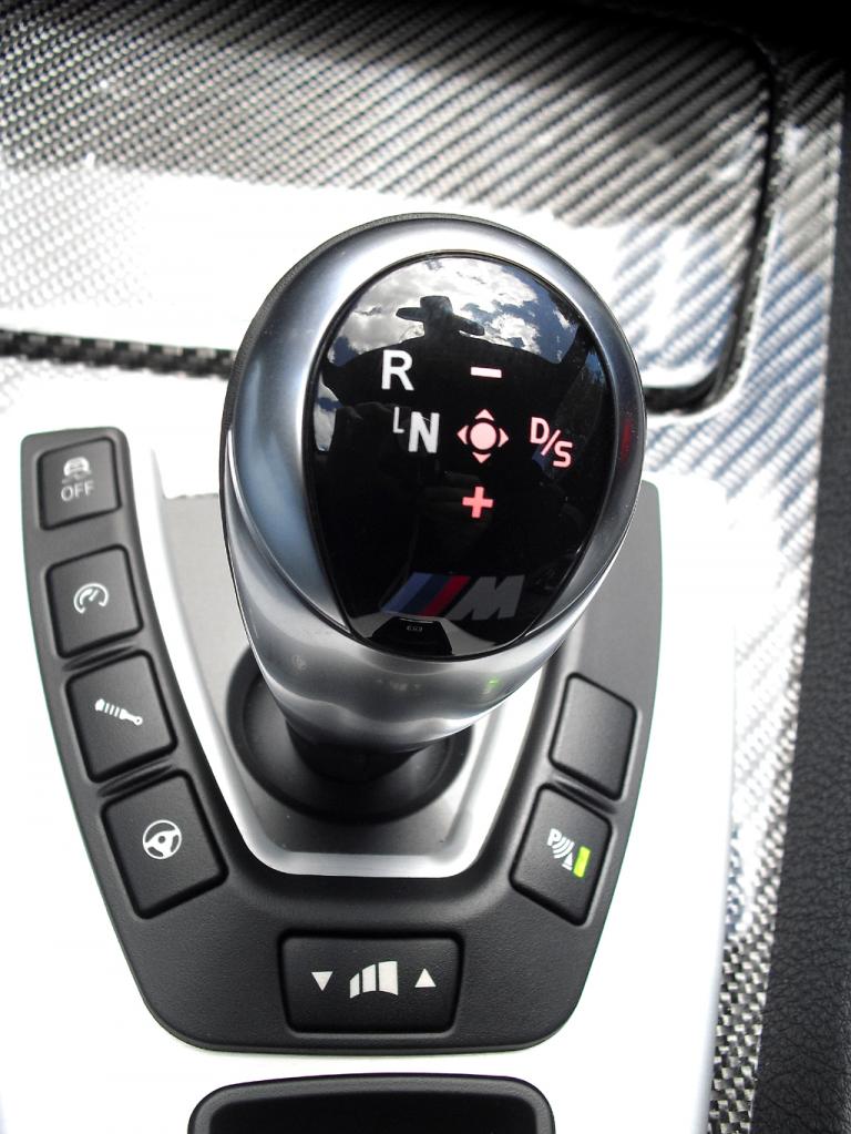 BMW M6: Blick auf die Bedienheit um den Getriebewählhebel auf dem Mitteltunnel. 