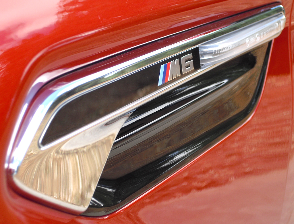 BMW M6: Blick auf ein seitliches Kiemenelement mit Blinkerstäben und M6-Schriftzug. 