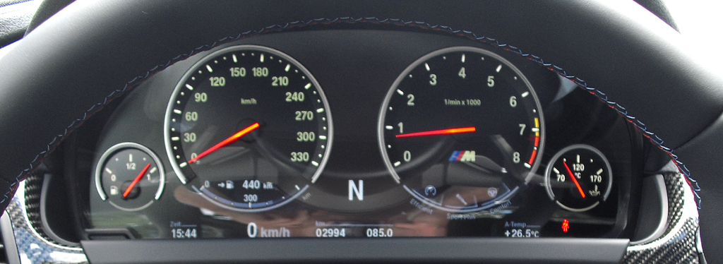 BMW M6: Blick durch den Lenkradkranz auf die Rundinstrumentierung. 