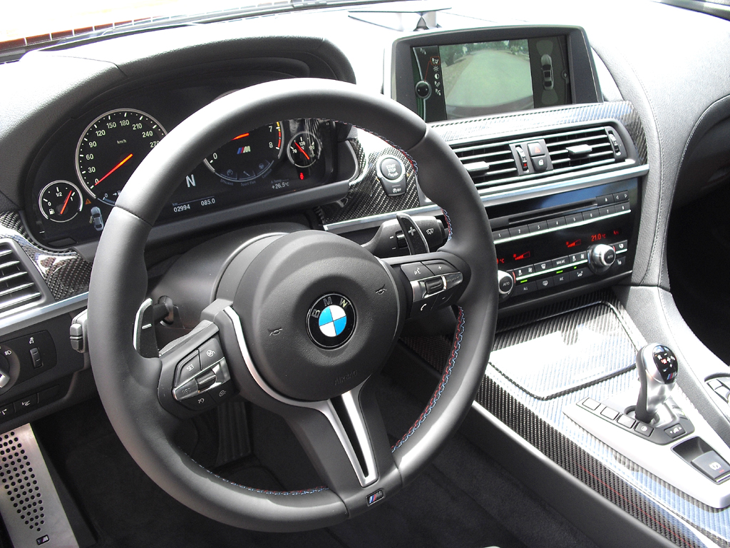BMW M6: Blick ins genauso sportlich-funktionelle wie noble Cockpit. 