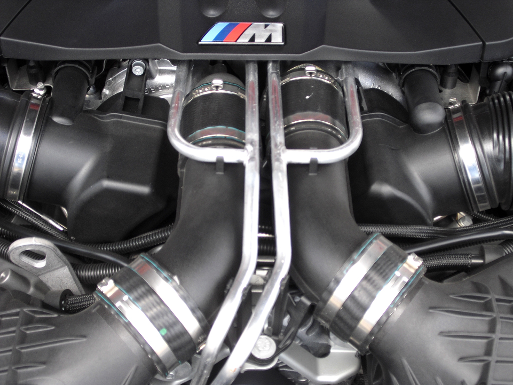 BMW M6: Blick unter die Haube auf den 4,4-Liter-Achtzylinder-Biturbo mit 412/560 kW/PS. 