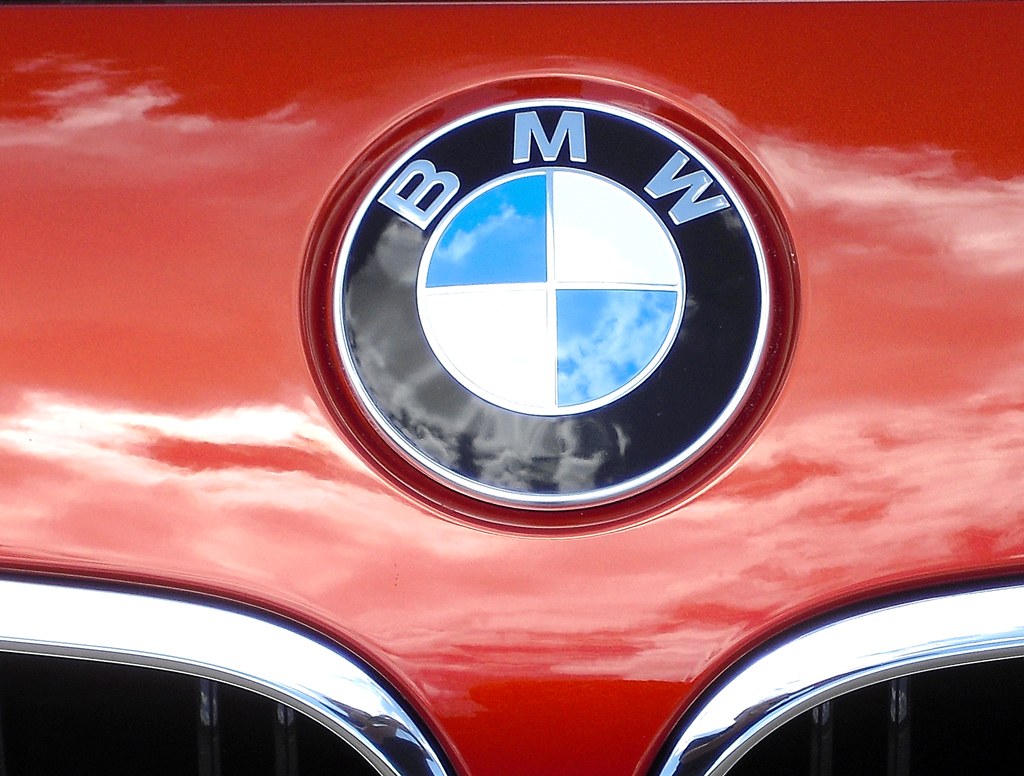 BMW M6: Das Markenlogo sitzt vorn über der Doppelniere. 