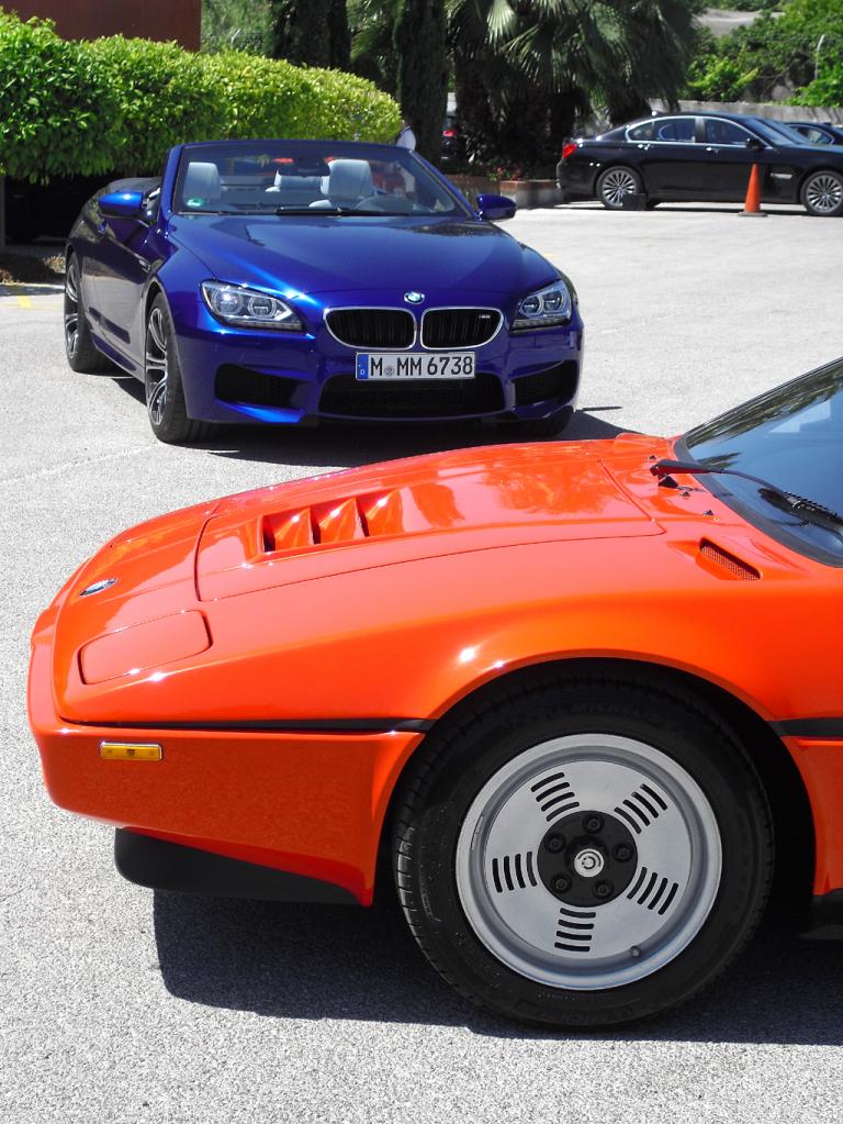 BMW M6, hier das Cabrio hinter dem von 1978 bis 1981 gebauten Supersportwagen M1. 