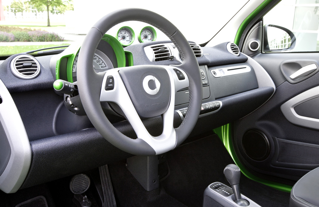 Blick ins Cockpit des zweisitzigen Mini-Stromers. 