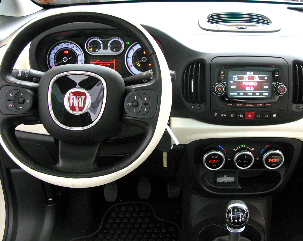 Blick ins recht farbenfroh-helle Cockpit. 