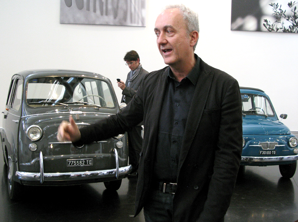 Chefdesigner Roberto Gilito vor dem Urahn, dem Fiat 600 Multipla. 