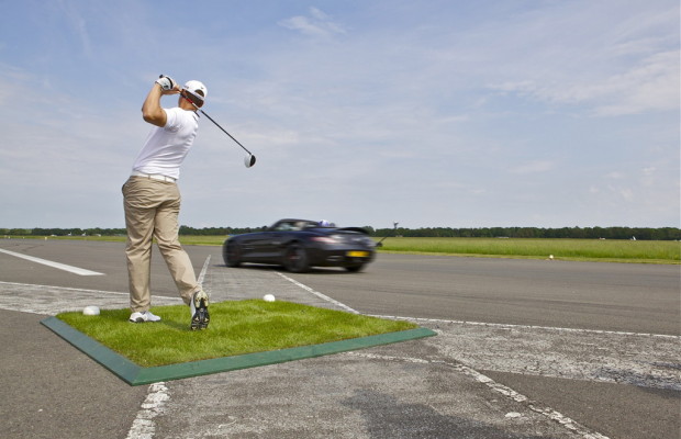 Coulthard fängt Golfball mit Mercedes-Benz SLS AMG Roadster