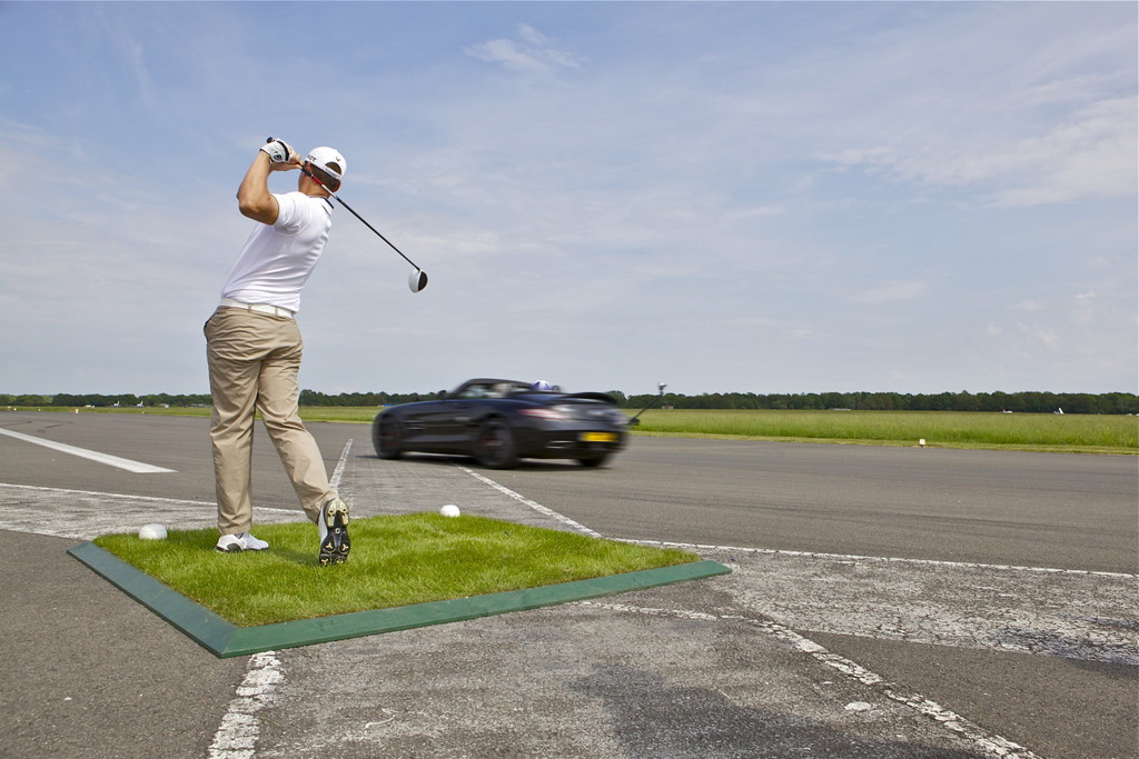 Coulthard fängt Golfball mit Mercedes-Benz SLS AMG Roadster